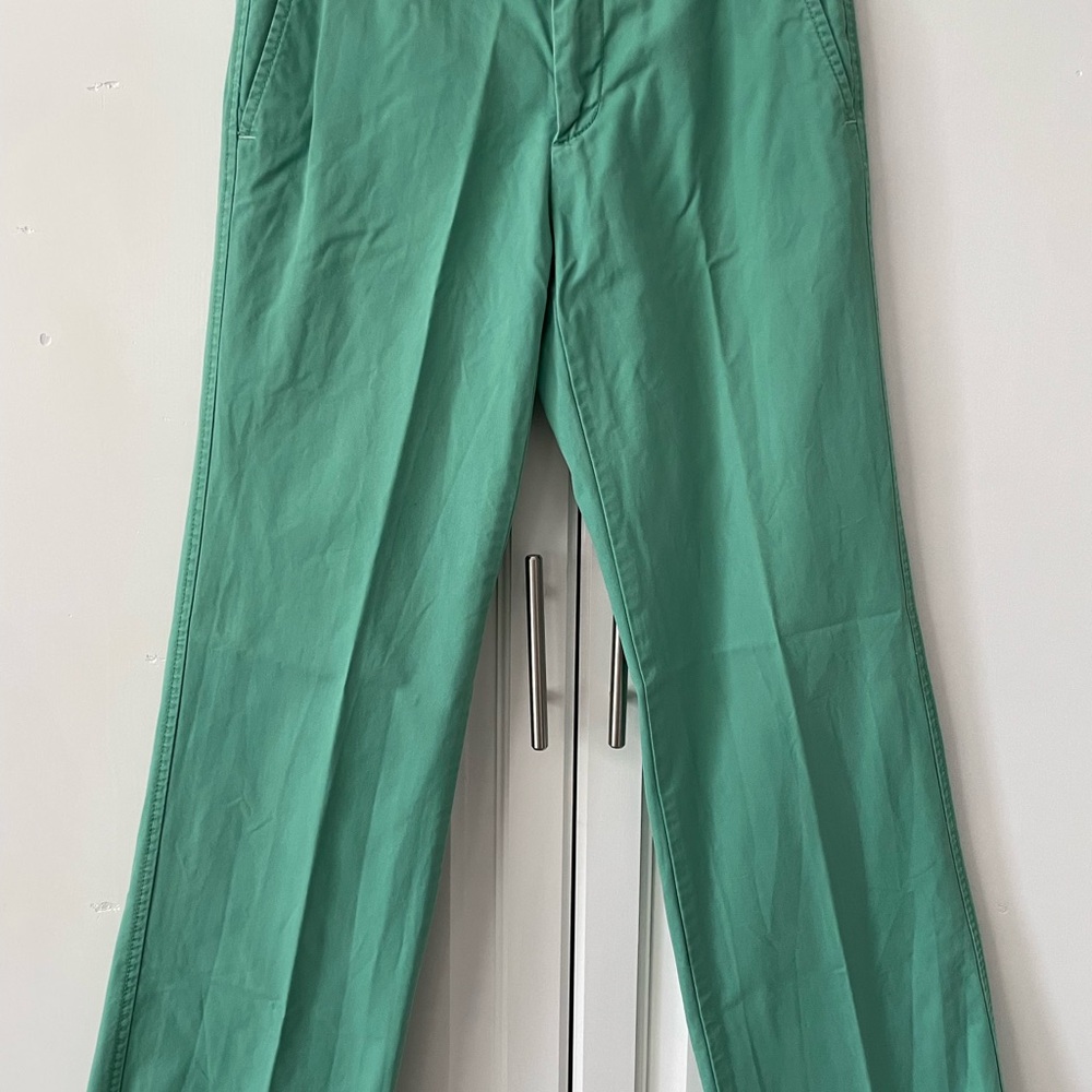 Women’s size 1 regular Gap pants. Light green color. In great condition.